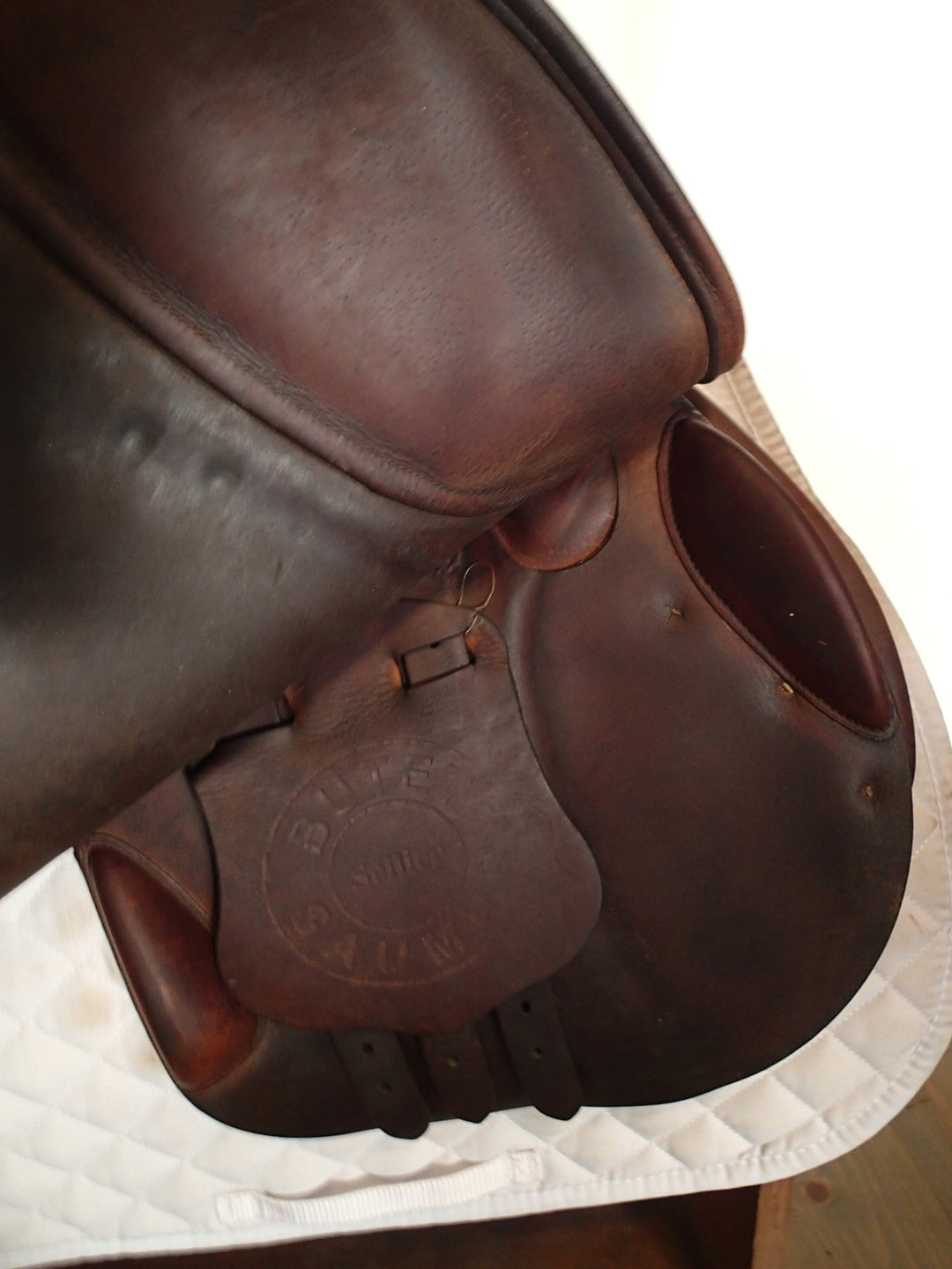 17" Butet Saddle - 2020 - M Seat - 2 Flaps - 4.5" dot to dot (095)