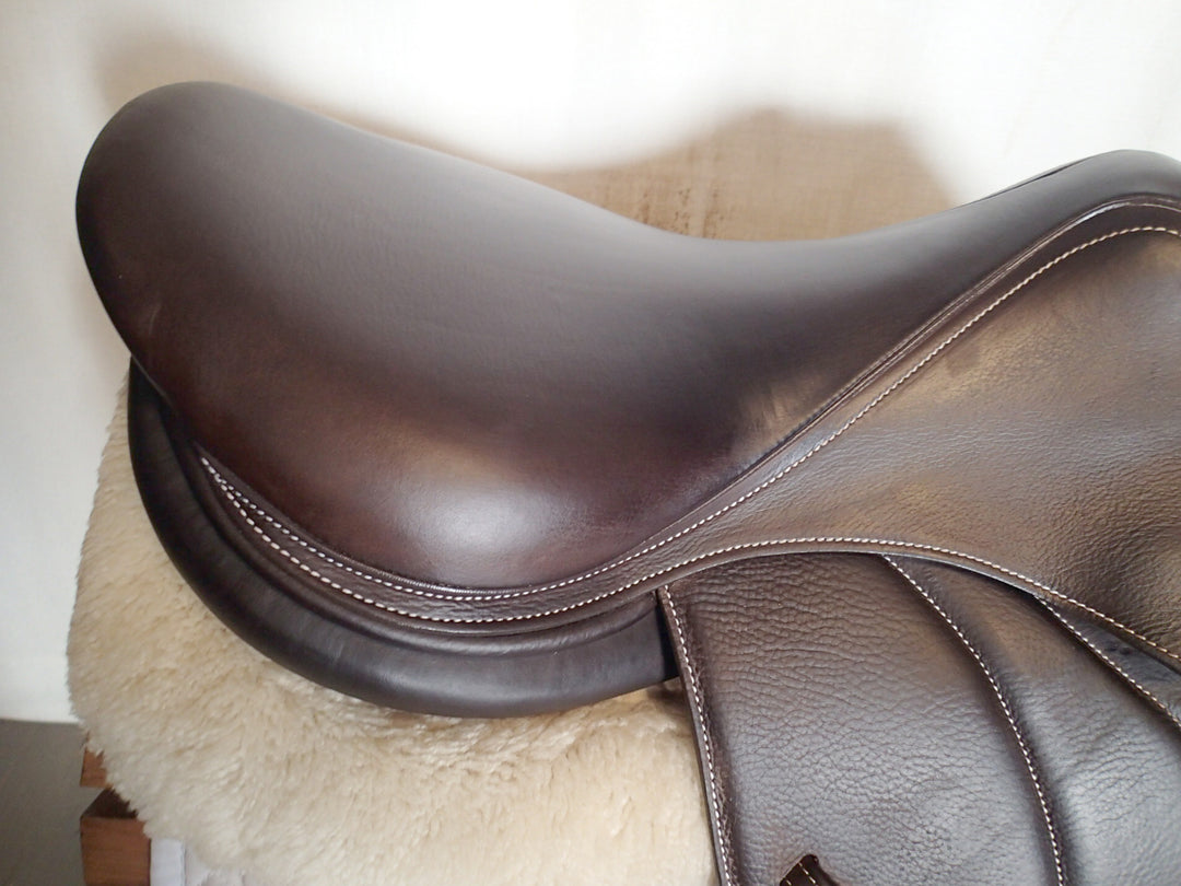 17.5" Voltaire Palm Beach Saddle - Full Buffalo - 2025 - 2AA Flaps - 5.25" dot to dot - Pro Panels (098)