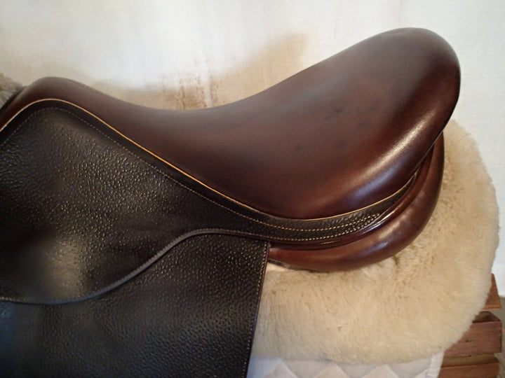 17" Luc Childeric Model M Saddle - 2014 - 5" dot to dot (100)