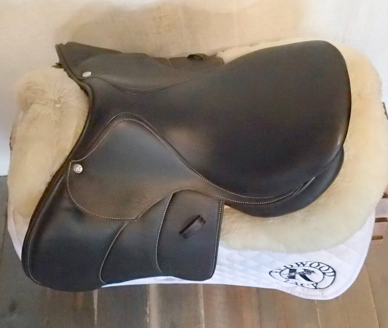 15" / 15.5" Voltaire Welli Saddle - Full Buffalo - 2015 - 1A Flaps - 4.75" dot to dot - FIN Panels