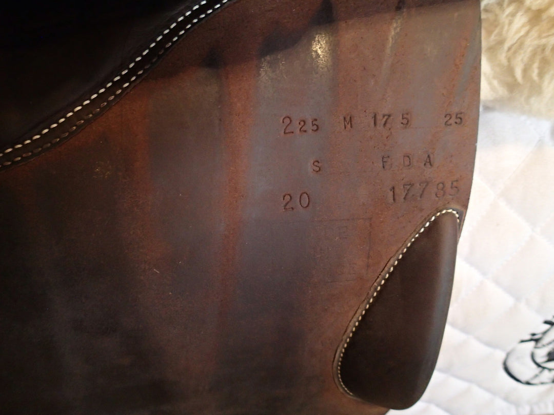 17.5" Butet Premium Saddle - Full Calfskin - 2020 - M Seat - 2.25 Flaps - 4.5" dot to dot