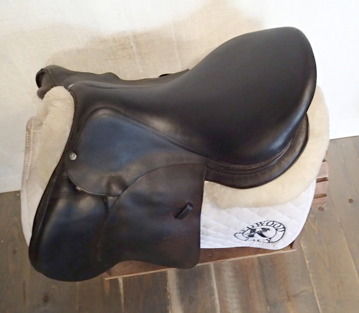 18" Voltaire Stuttgart Saddle - 2015 - 2A Flaps - 5.25" dot to dot - Pro Panels