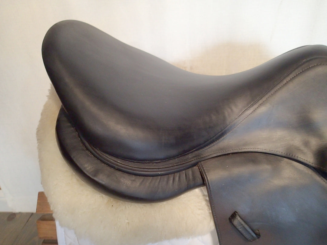 18" Voltaire Stuttgart Saddle - 2015 - 2A Flaps - 5.25" dot to dot - Pro Panels