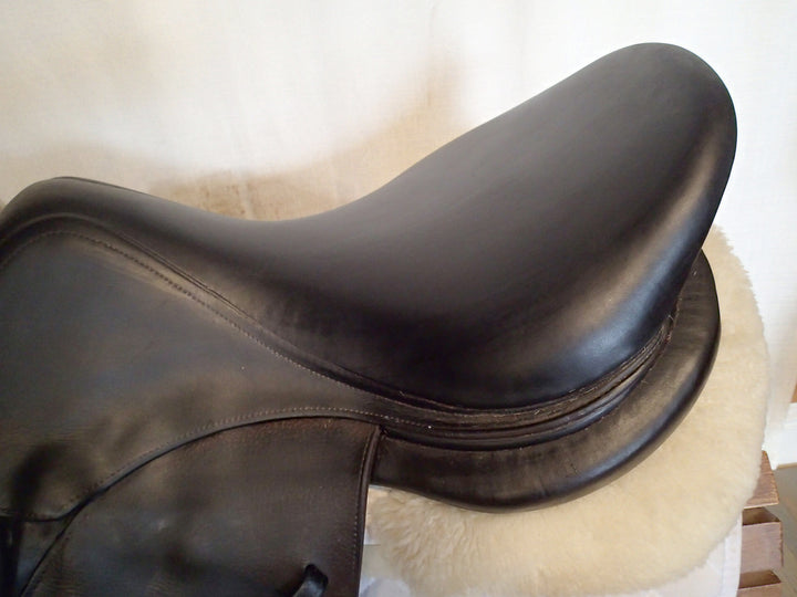 18" Voltaire Stuttgart Saddle - 2015 - 2A Flaps - 5.25" dot to dot - Pro Panels