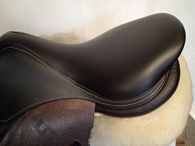17.5" Voltaire Palm Beach Saddle - 2022 - 4A Flaps - 5" dot to dot - FIN Panels