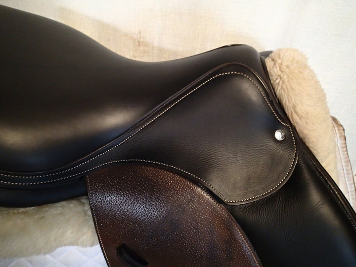 17.5" Voltaire Palm Beach Saddle - 2022 - 4A Flaps - 5" dot to dot - FIN Panels