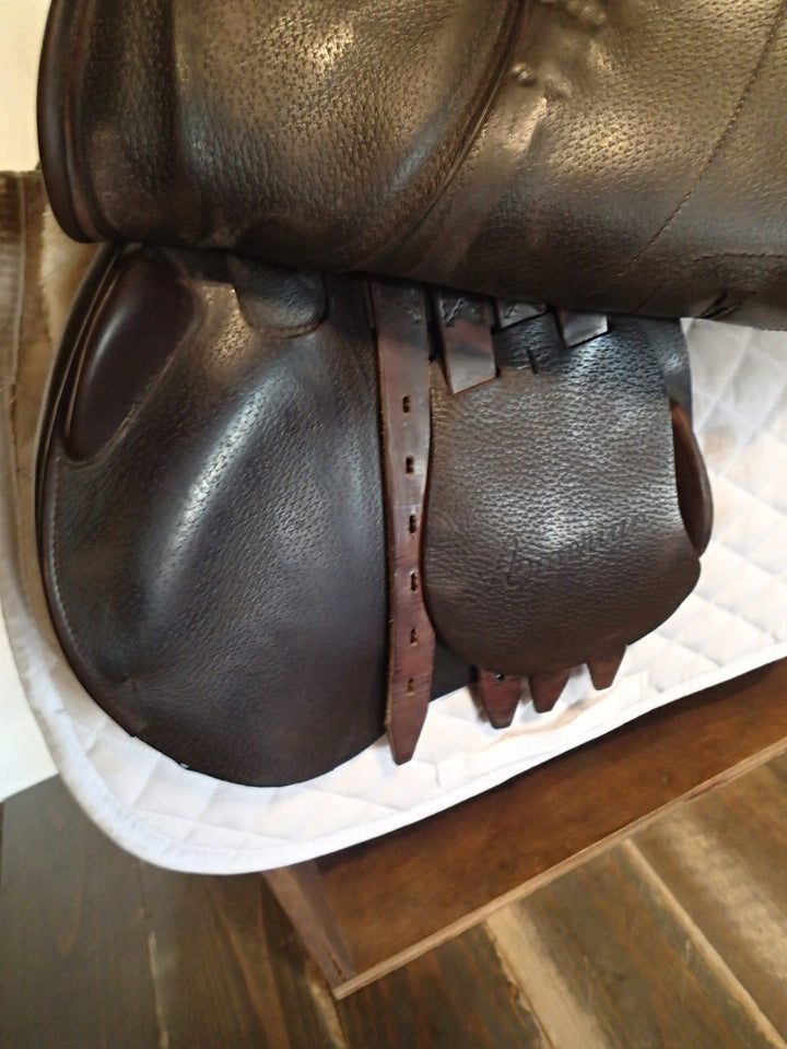 17.5" Amerigo Pinerolo DJ Salto Saddle - Full Buffalo - 2024 - 4.5" dot to dot - Wool Flocked (239)