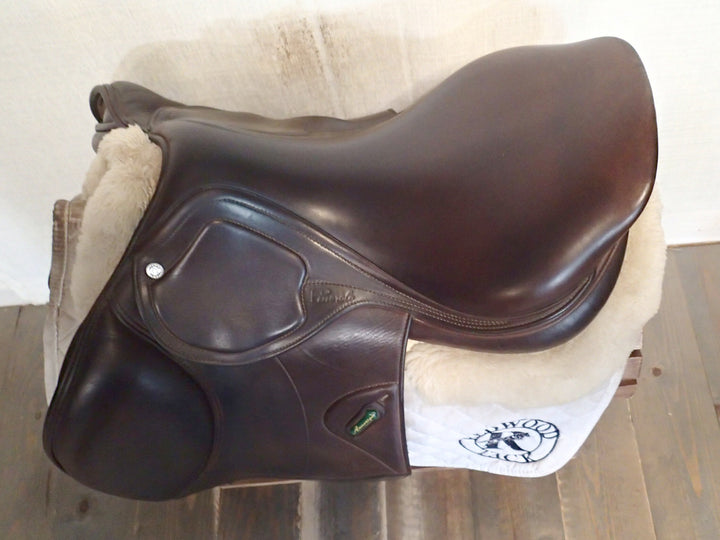 17.5" Amerigo Pinerolo DJ Salto Saddle - Full Buffalo - 2024 - 4.5" dot to dot - Wool Flocked (239)