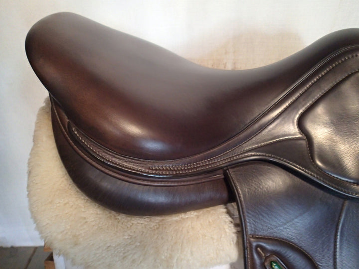 17.5" Amerigo Pinerolo DJ Salto Saddle - Full Buffalo - 2024 - 4.5" dot to dot - Wool Flocked (239)
