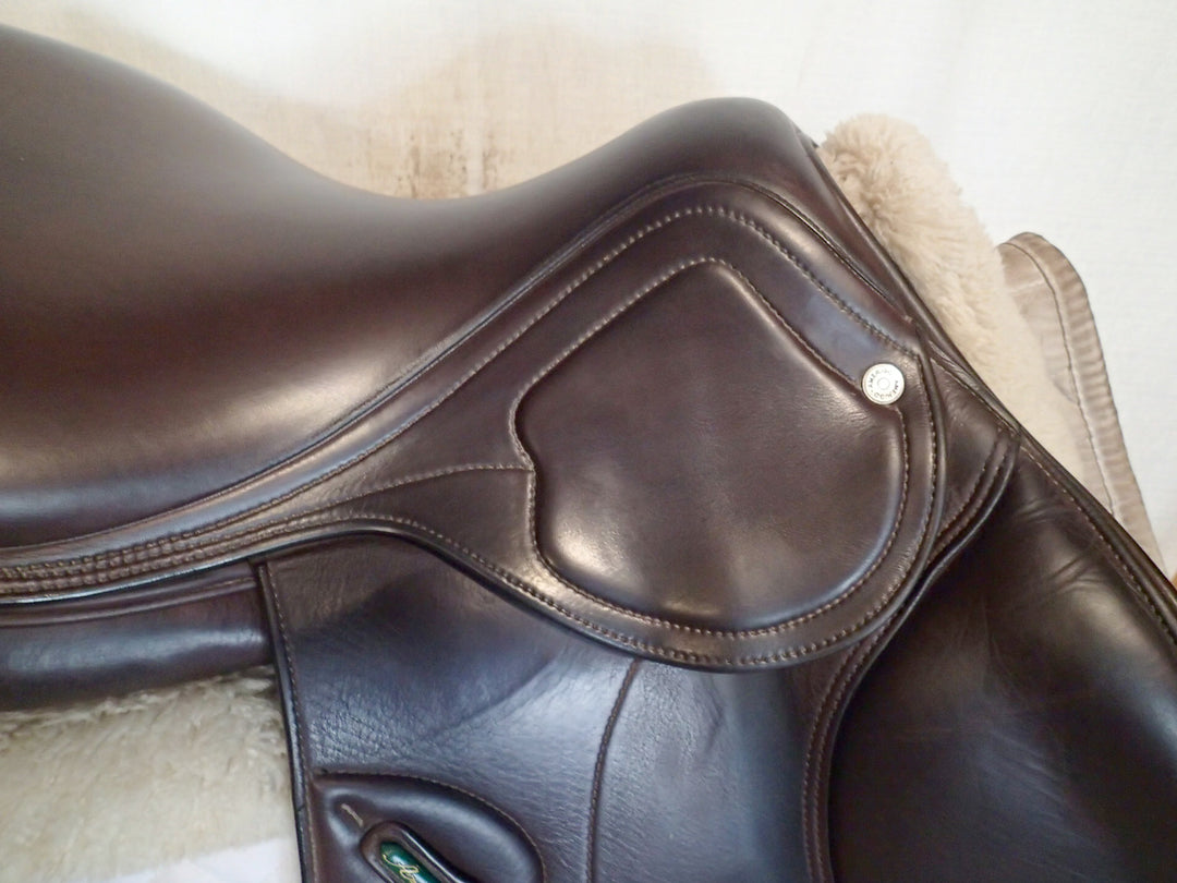 17.5" Amerigo Pinerolo DJ Salto Saddle - Full Buffalo - 2024 - 4.5" dot to dot - Wool Flocked (239)