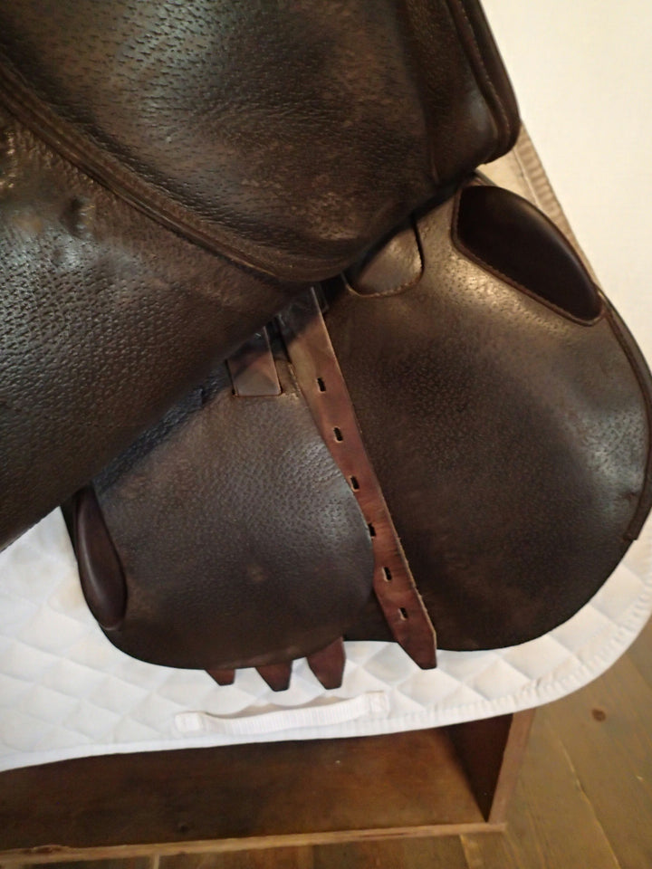 17.5" Amerigo Pinerolo DJ Salto Saddle - Full Buffalo - 2024 - 4.5" dot to dot - Wool Flocked (239)