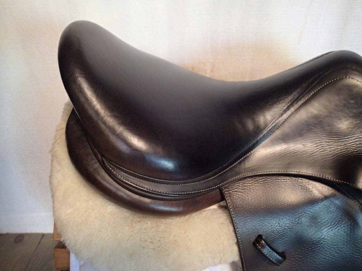 16.5" Antares Saddle - 2010 - 0N Flaps - 5" dot to dot