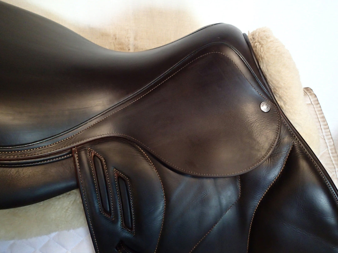 17.5" Devoucoux Biarritz Lab Saddle - Full Buffalo - 2017 - 3A Flaps - D3D - 5" dot to dot