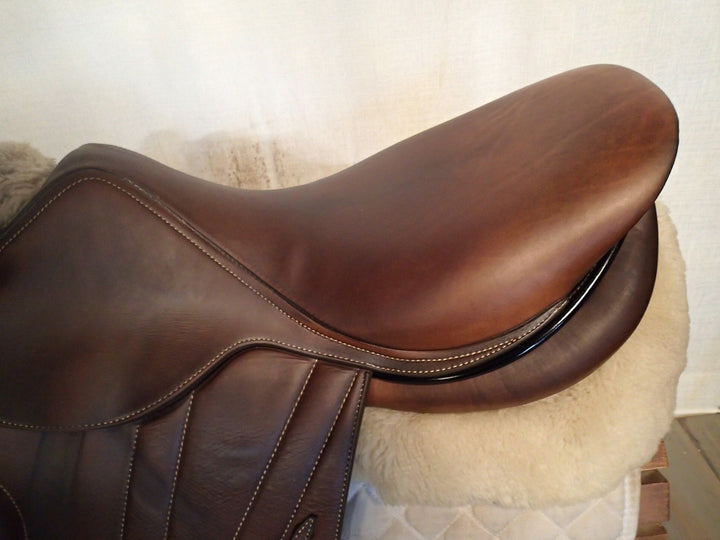 17.5" Butet Premium Saddle - Full Calfskin - 2023 - L Seat - 2.25 Flaps - 4.25" dot to dot (255)