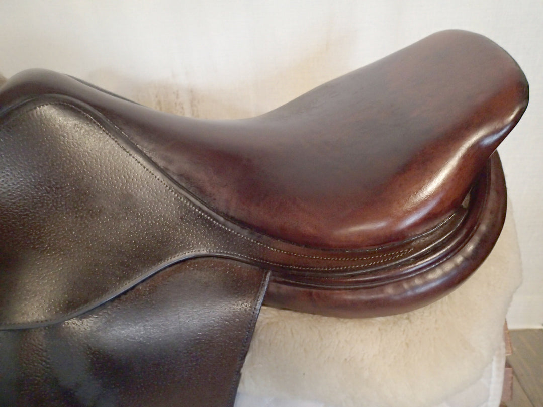 17.5" PJ Bruno Delgrange Saddle - 2002 - 4.5" dot to dot (258)