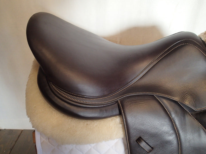 17.5" Voltaire Stuttgart Saddle - Full Buffalo - 2021 - 4AA Flaps - 4.75" dot to dot - FIN Panels