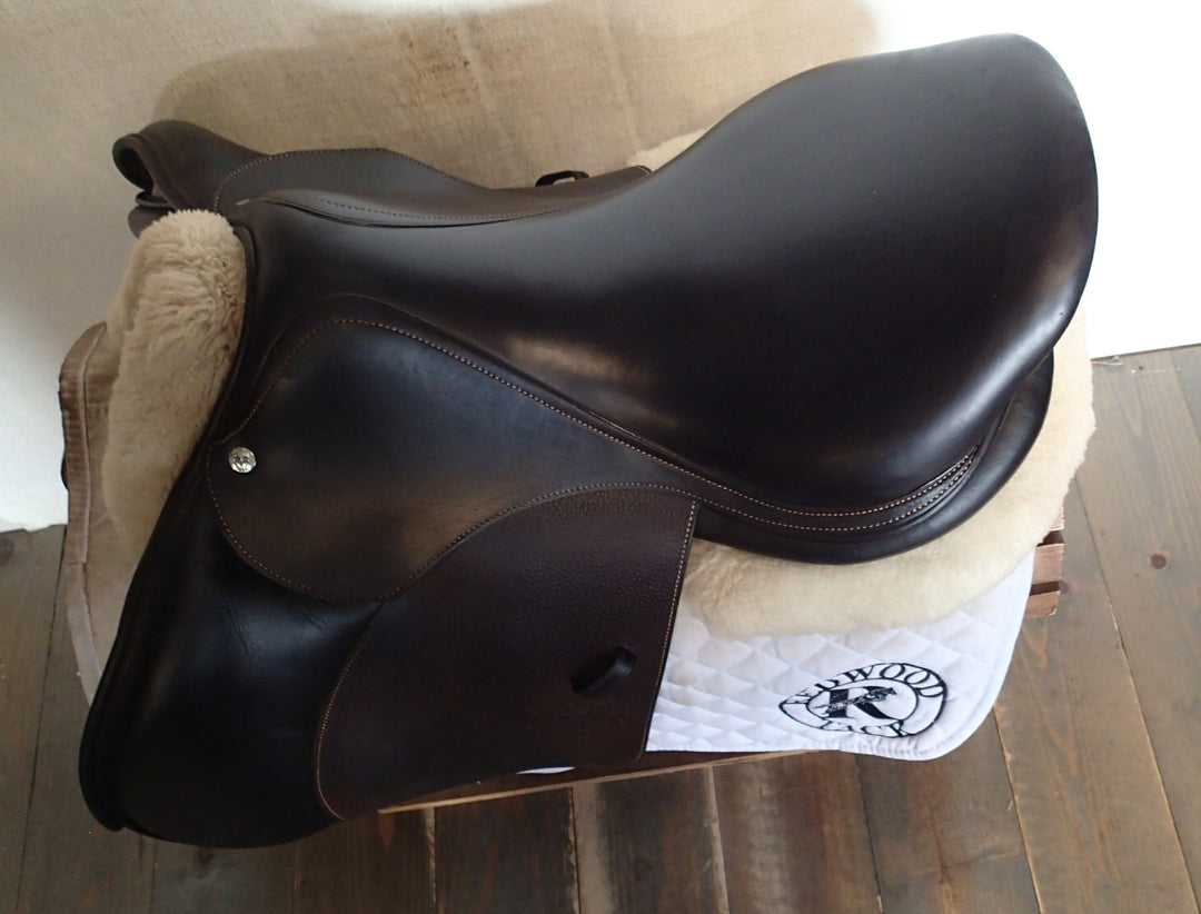 18" Voltaire Stuttgart Saddle - 2019 - 2A Flaps - 4.75" dot to dot - Pro Panels