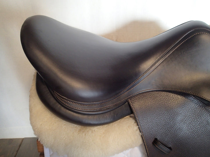 18" Voltaire Stuttgart Saddle - 2019 - 2A Flaps - 4.75" dot to dot - Pro Panels