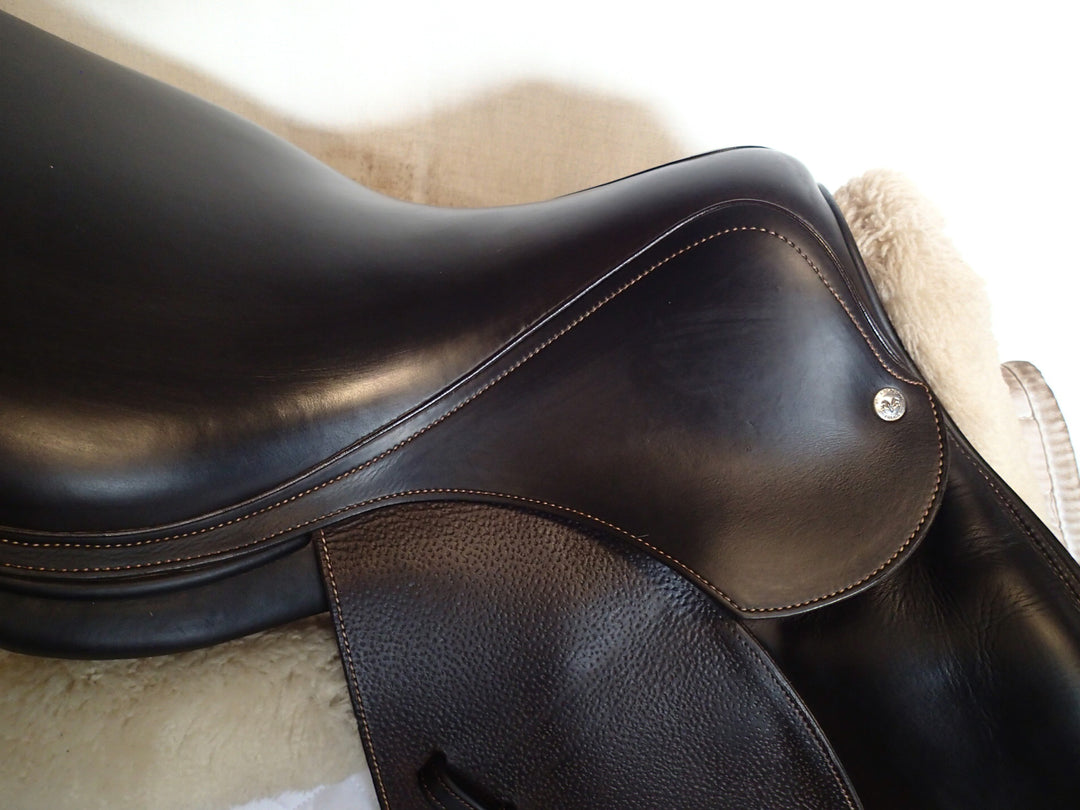 18" Voltaire Stuttgart Saddle - 2019 - 2A Flaps - 4.75" dot to dot - Pro Panels