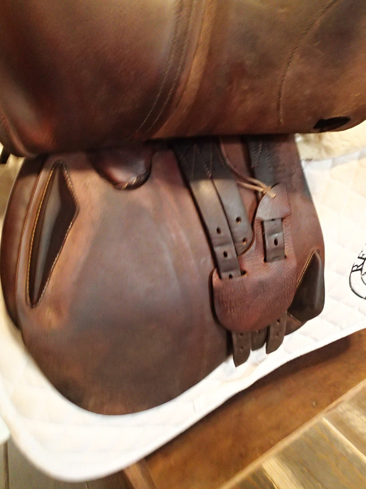 18" Antares Evolution Saddle - 2022 - 4AA Flaps - 4.5" dot to dot (281)