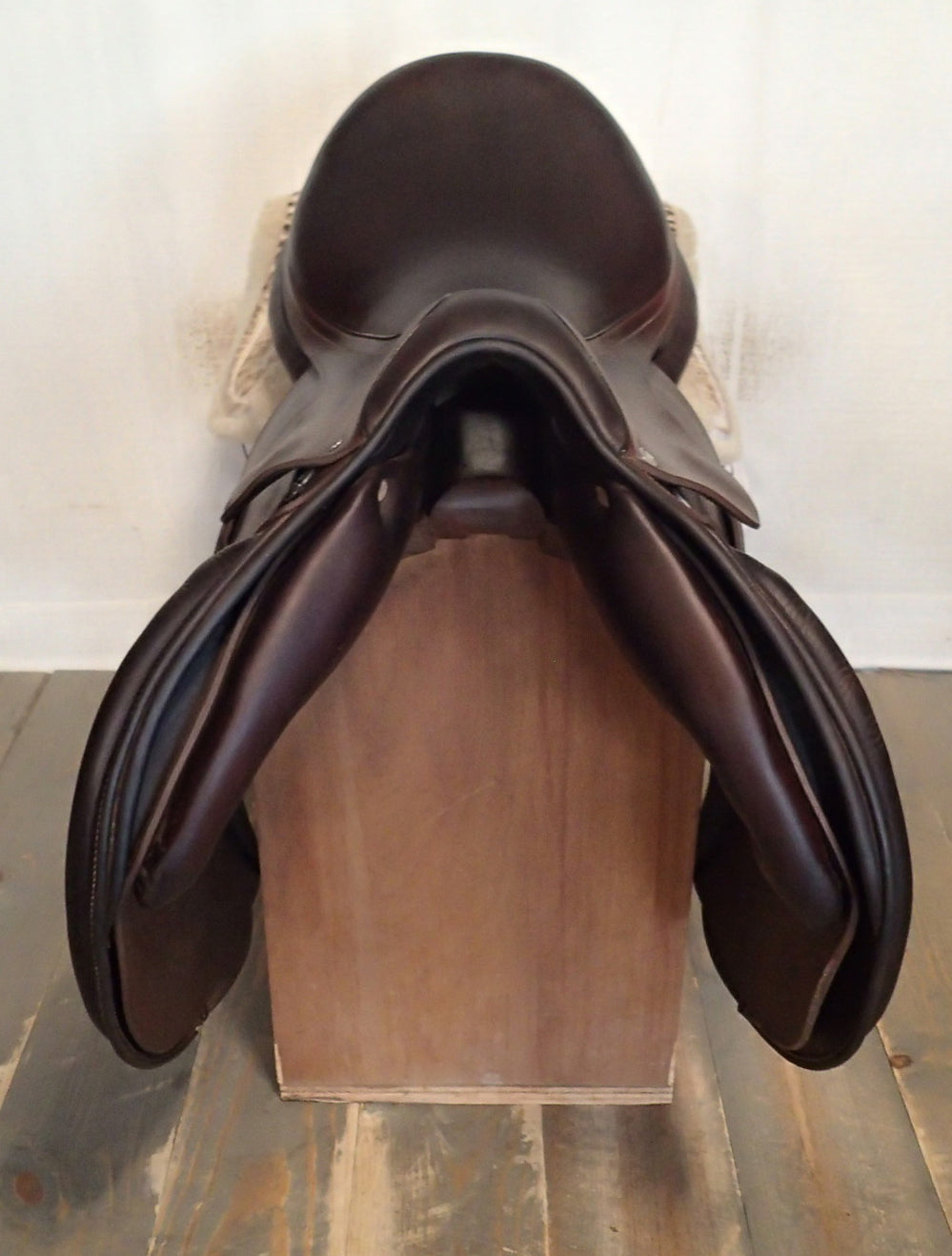 18" Antares Evolution Saddle - 2022 - 4AA Flaps - 4.5" dot to dot (281)