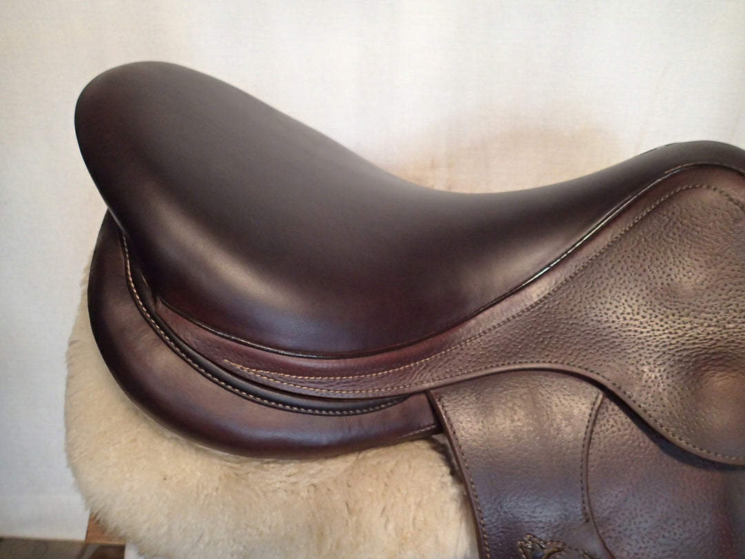18" Antares Evolution Saddle - 2022 - 4AA Flaps - 4.5" dot to dot (281)