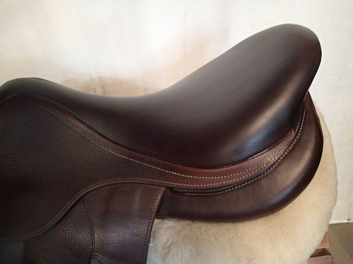 18" Antares Evolution Saddle - 2022 - 4AA Flaps - 4.5" dot to dot (281)
