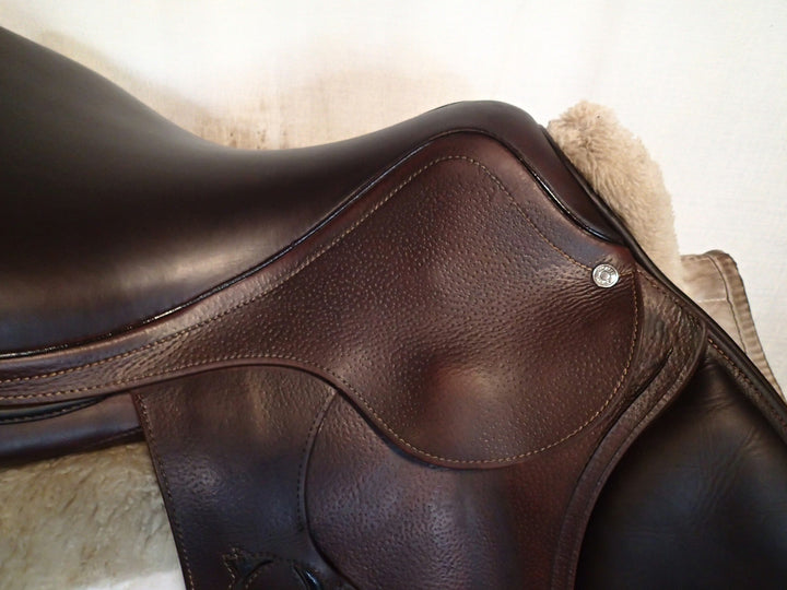 18" Antares Evolution Saddle - 2022 - 4AA Flaps - 4.5" dot to dot (281)