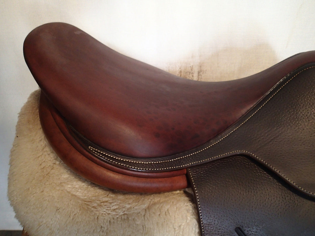 17.5" Butet Saddle - 2006 - C Seat - 2.25 Flaps - 4.75" dot to dot (285)