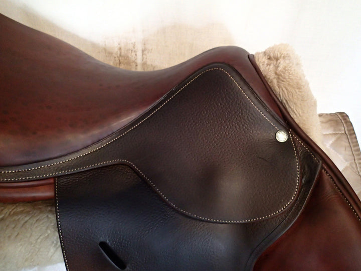 17.5" Butet Saddle - 2006 - C Seat - 2.25 Flaps - 4.75" dot to dot (285)