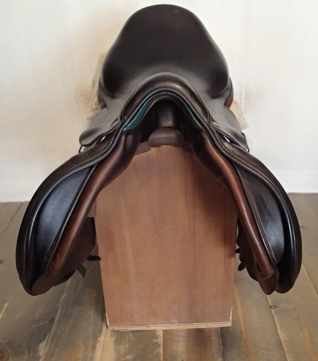 17.5" Voltaire Stuttgart Saddle - 2017 - 2A Flaps - 4.5" dot to dot (291)