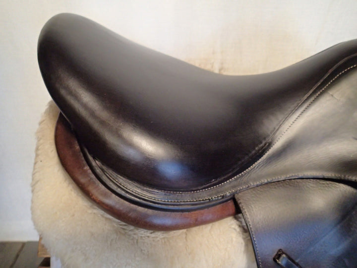 17.5" Voltaire Stuttgart Saddle - 2017 - 2A Flaps - 4.5" dot to dot (291)