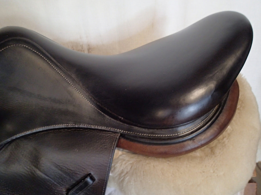17.5" Voltaire Stuttgart Saddle - 2017 - 2A Flaps - 4.5" dot to dot (291)