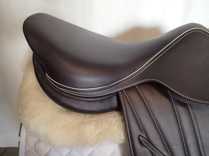 16.5" Butet Premium Saddle - BRAND NEW - 2024 - Full Calfskin - Wool Flocked - M Seat - 1.75 Flaps - 4.75" dot to dot