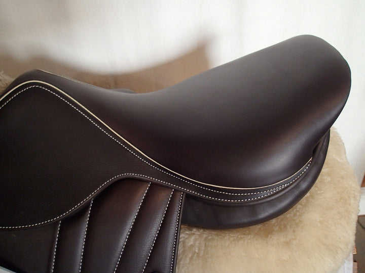 16.5" Butet Premium Saddle - BRAND NEW - 2024 - Full Calfskin - Wool Flocked - M Seat - 1.75 Flaps - 4.75" dot to dot