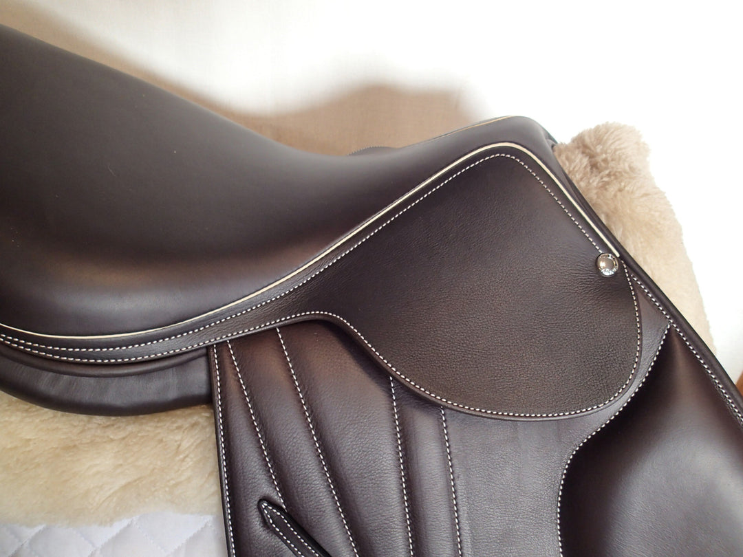 16.5" Butet Premium Saddle - BRAND NEW - 2024 - Full Calfskin - Wool Flocked - M Seat - 1.75 Flaps - 4.75" dot to dot