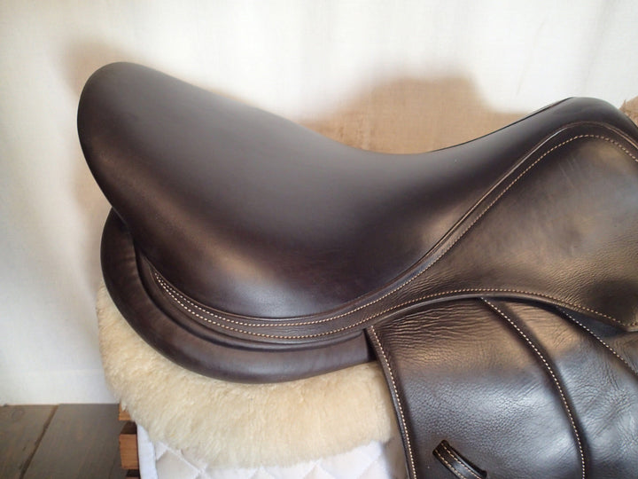 18.5" Voltaire Stuttgart Saddle - Full Buffalo - 2022 - 4AAR Flaps - 4.75" dot to dot - Pro Panels