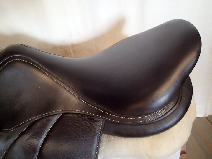 18.5" Voltaire Stuttgart Saddle - Full Buffalo - 2022 - 4AAR Flaps - 4.75" dot to dot - Pro Panels