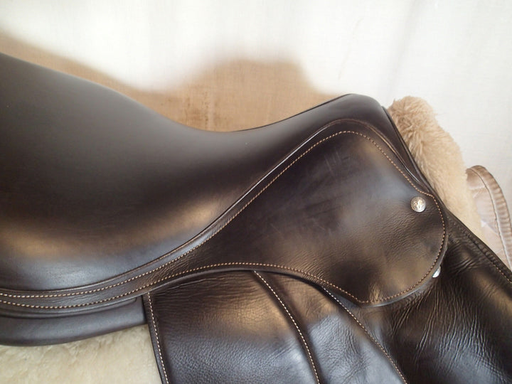 18.5" Voltaire Stuttgart Saddle - Full Buffalo - 2022 - 4AAR Flaps - 4.75" dot to dot - Pro Panels