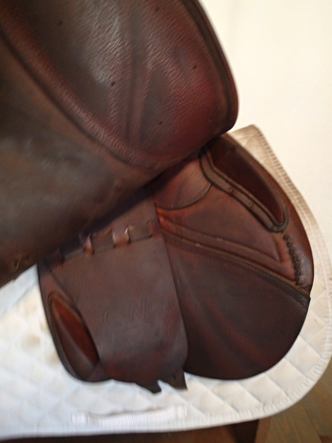 17" CWD Saddle - 2009 - 2L Flaps - SE02 - 4.5" dot to dot (312)