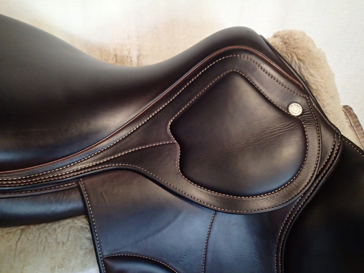 17.5" Amerigo Pinerolo DJ Salto Saddle - Full Buffalo - 2021 - Wool Flocked - 4.75" dot to dot (329)
