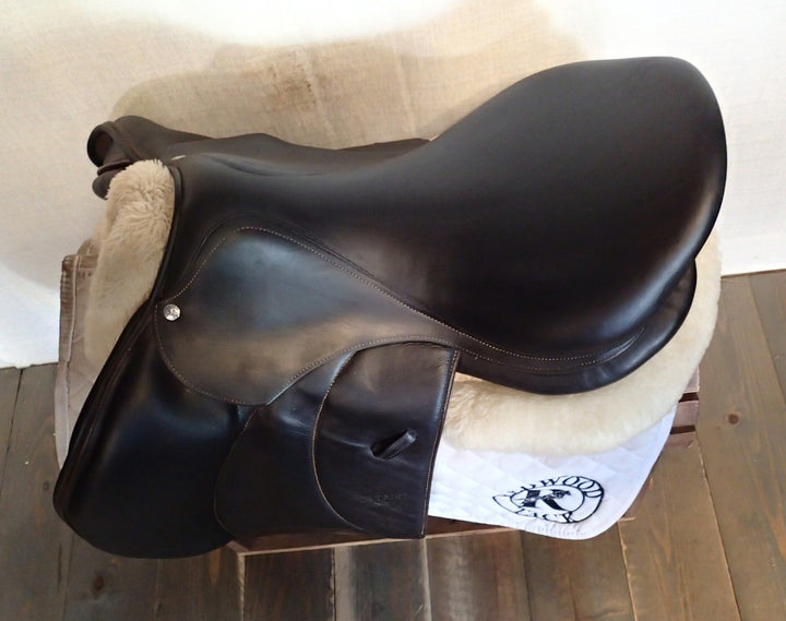 18" Voltaire Stuttgart Saddle - Full Buffalo - 2016 - 3AA Flaps - 4.75" dot to dot - Pro Panels