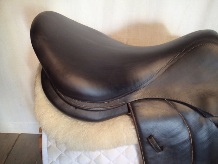 18" Voltaire Stuttgart Saddle - Full Buffalo - 2016 - 3AA Flaps - 4.75" dot to dot - Pro Panels