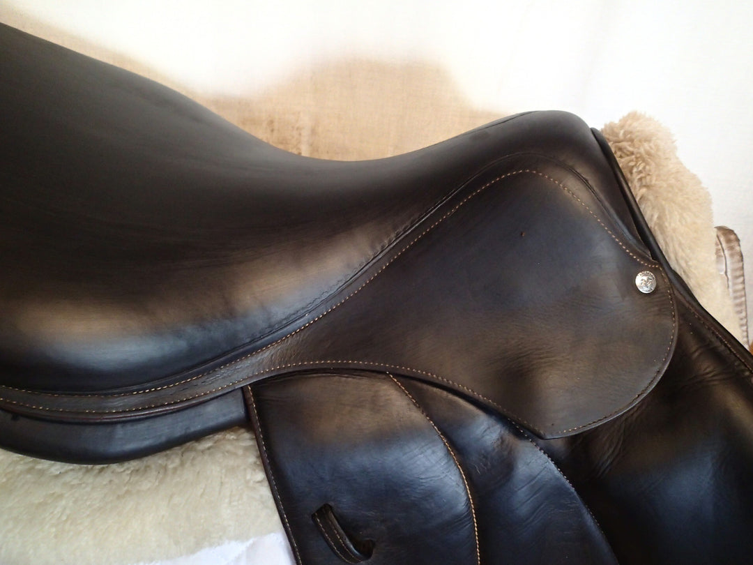 18" Voltaire Stuttgart Saddle - Full Buffalo - 2016 - 3AA Flaps - 4.75" dot to dot - Pro Panels