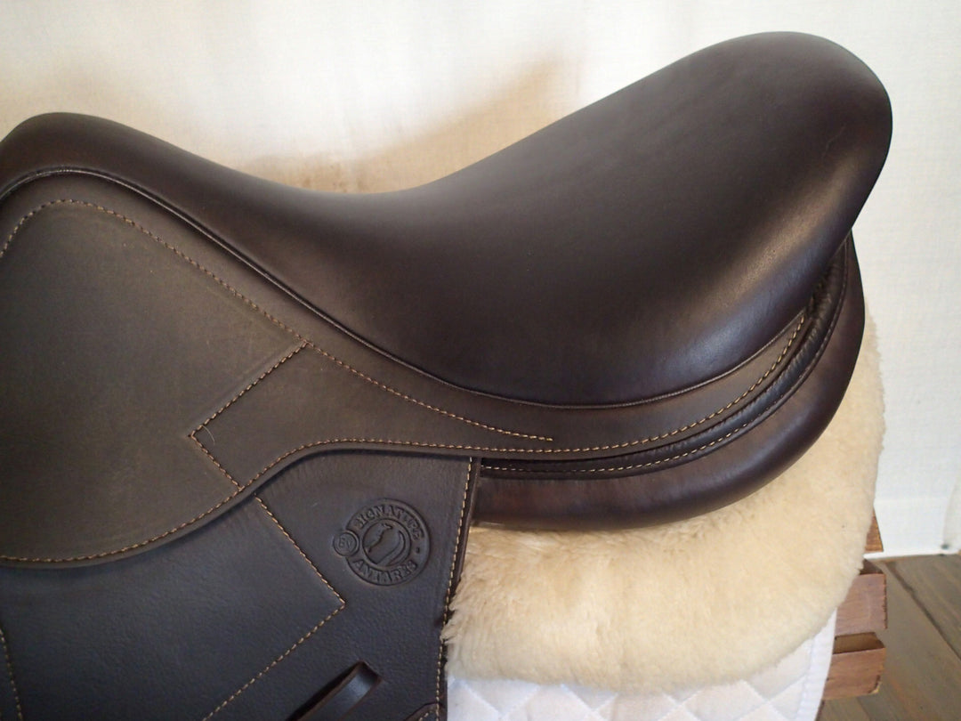 18" Antares Signature Saddle - Full Calfskin - 2023 - 3N Flaps - 4.5" dot to dot