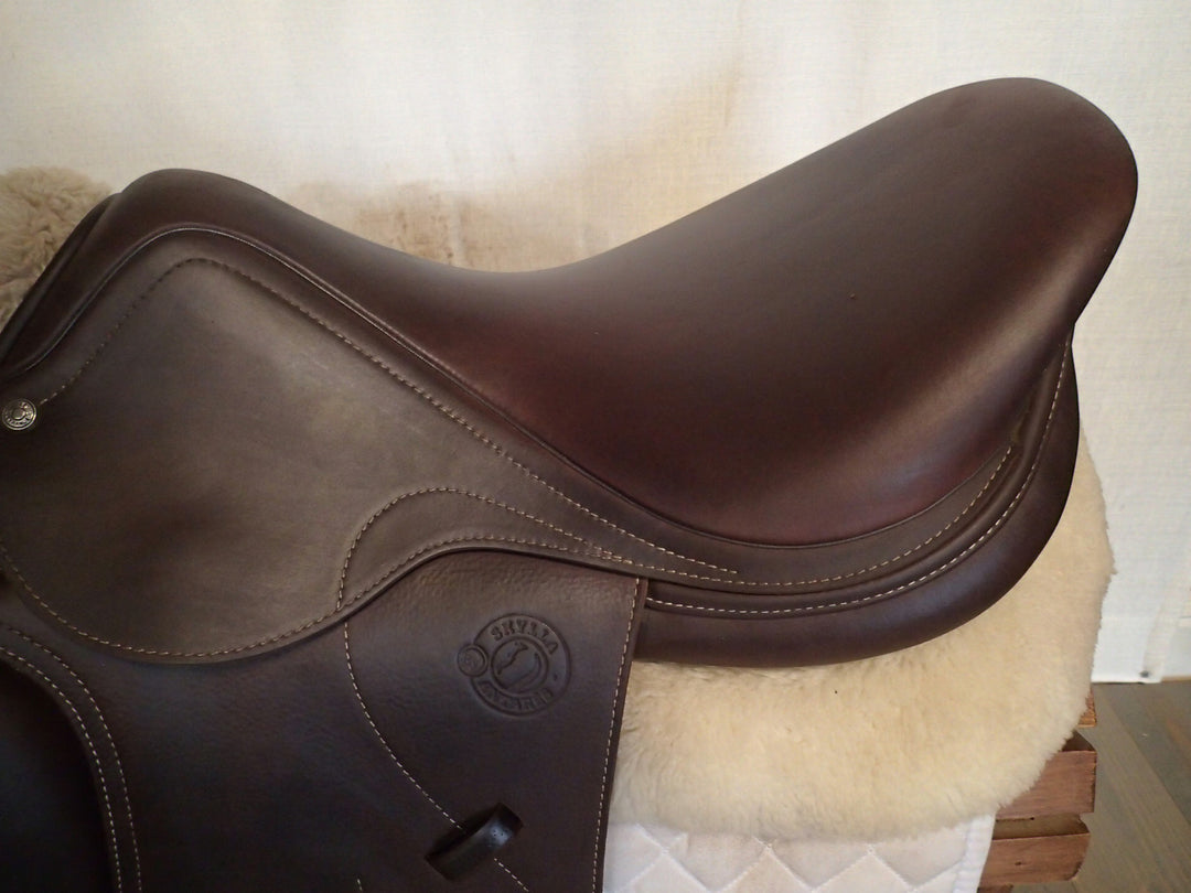 18" Antares Skylla Saddle - Full Calfskin - 2023 - 3A Flaps - 4.5" dot to dot