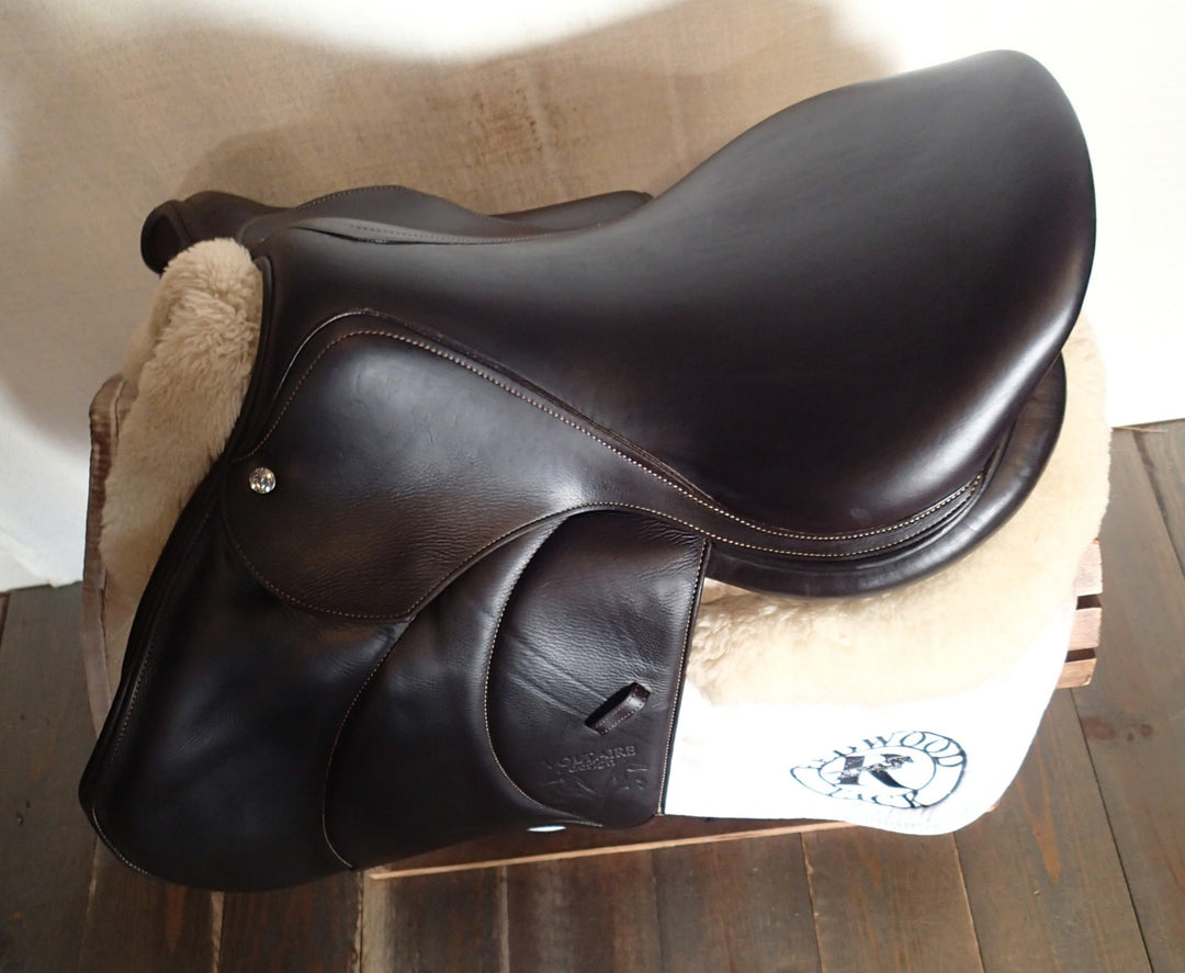 17.5" Voltaire Stuttgart Saddle - Full Buffalo - 2019 - 2A Flaps - 4.5" dot to dot - Pro Panels