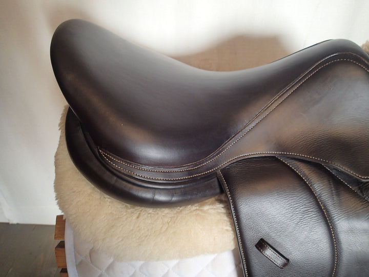 17.5" Voltaire Stuttgart Saddle - Full Buffalo - 2019 - 2A Flaps - 4.5" dot to dot - Pro Panels