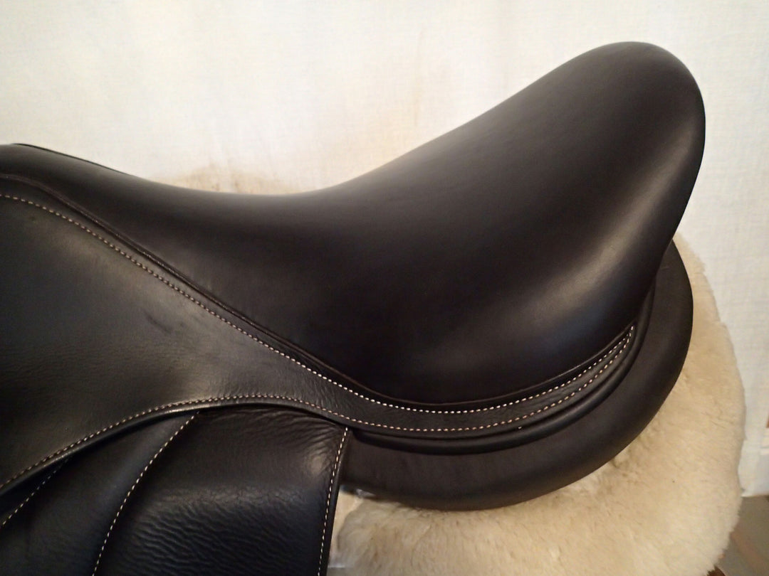 17.5" Voltaire Stuttgart Saddle - Full Buffalo - 2019 - 3AA Flaps - 4.5" dot to dot - Pro Panels (387)