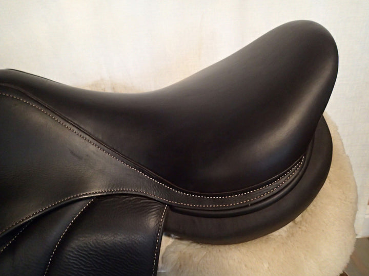 17.5" Voltaire Stuttgart Saddle - Full Buffalo - 2019 - 3AA Flaps - 4.5" dot to dot - Pro Panels (387)